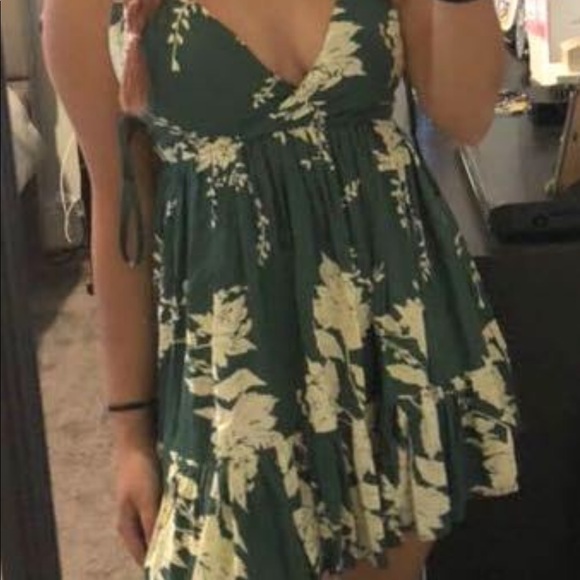 Dresses & Skirts - Cute green floral dress